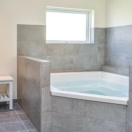 Five-bedroom In * בלבאנד